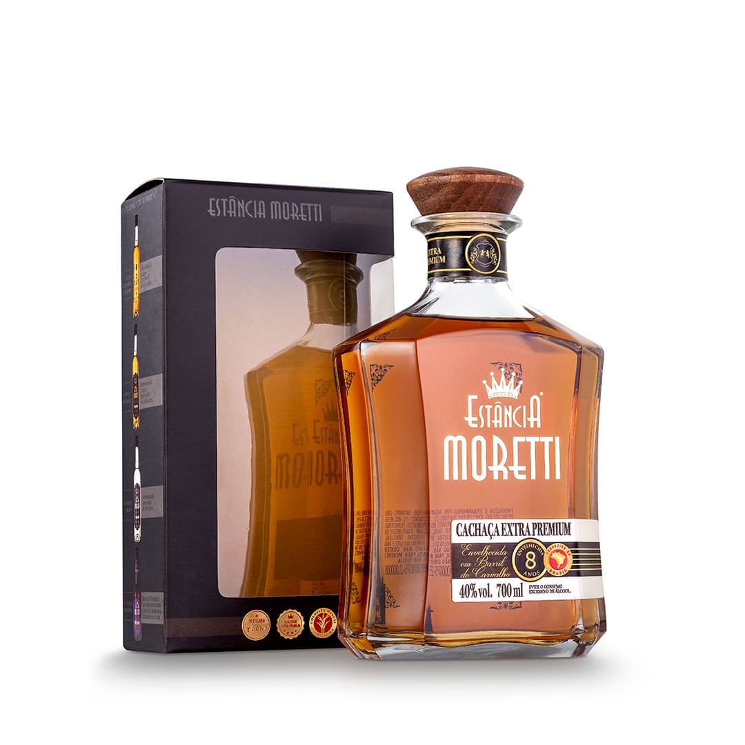 A Estância Moretti harmonizou 2 madeiras em um Blend de barris de Carvalho Americano e Francês, que foram cuidadosamente produzida e carinhosamente armazenada para um envelhecimento de 8 anos! Esse Blend único é um verdadeiro primor, possui série limitada de apenas 999 garrafas, numeradas e edição exclusiva que acompanha certificado de propriedade .A Cachaça é cristalina e sem impurezas. Além de linda, é suave e aromática. No nariz possui notas frutadas de baunilha. Na boca gosto de amêndoas, coco e frutas secas. Possui sensação aveludada e sem acidez, levemente picante. Um ápice quando se trata de Cachaças envelhecidas em Carvalho! A Cachaça tem cor natural sem corantes, desenvolvida especialmente para verdadeiros apreciadores! Deleite-se! Especificações do Produto: Origem: Jandaia do Sul/PR Armazenamento madeira: Carvalho Europeu e Francês Envelhecimento: 8 anos Graduação Alcoólica: 40% Volume: 700 ml KIT COMPOSTO: Cachaça, Taça Alambic e Maleta de madeira | Estância Moretti
